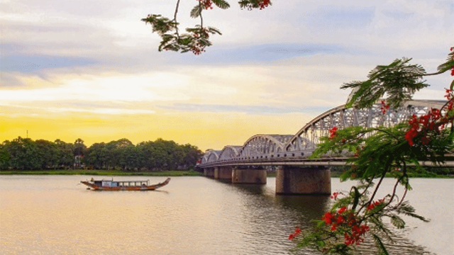 Cầu Trường Tiền - báu vật Sông Hương (phần 3)