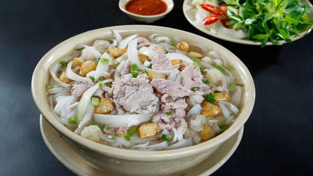 Phở Đỏ Tái Lăn – Tô Phở Đẹp, Vị Ngon Khó Quên