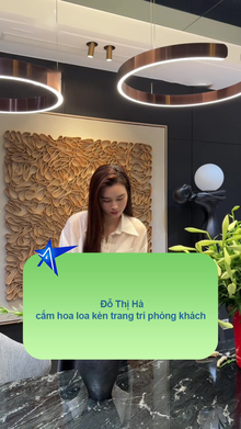 Đỗ Thị Hà cắm hoa loa kèn trang trí phòng khách