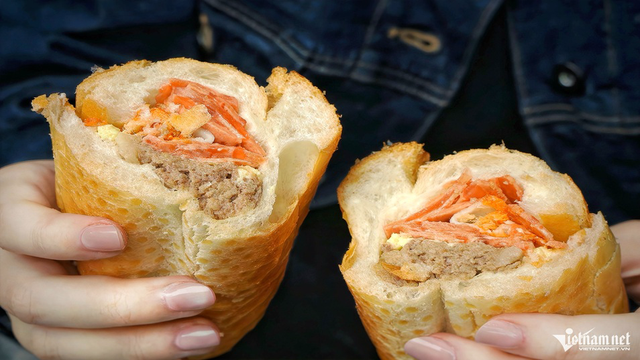 Bánh Mì Phố Cổ Nóng Giòn