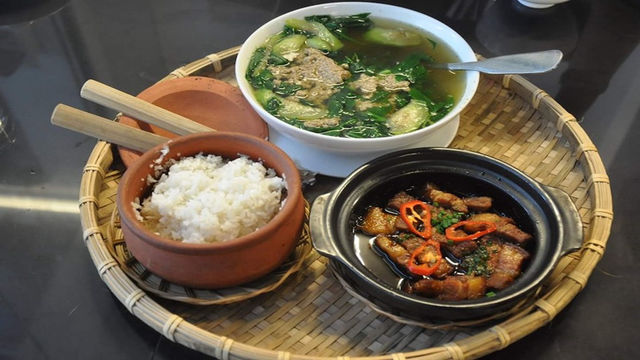 Cơm Đốt Thố – Giòn Ngon Khó Cưỡng