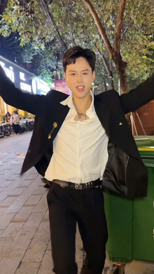 Không chê anh nghèo thì lên xe anh đèo 😎